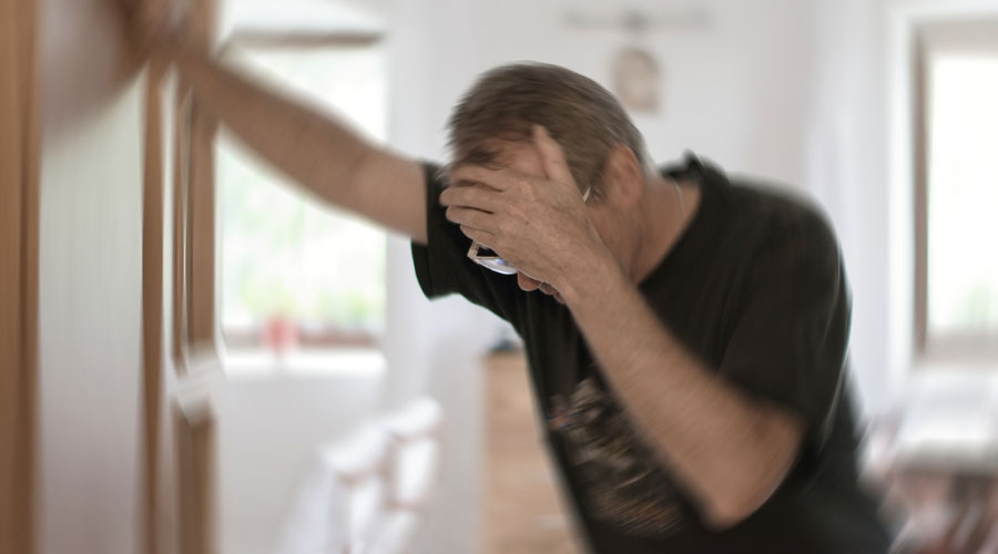 Accident vasculaire cérébral (AVC) : symptômes, prévention et interventions VITE