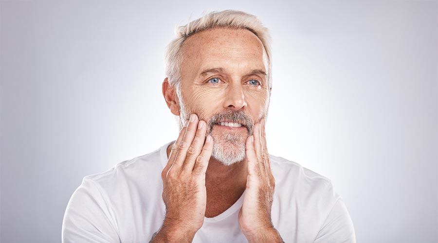 Taches brunes au visage : comprendre, prévenir et les faire disparaître naturellement