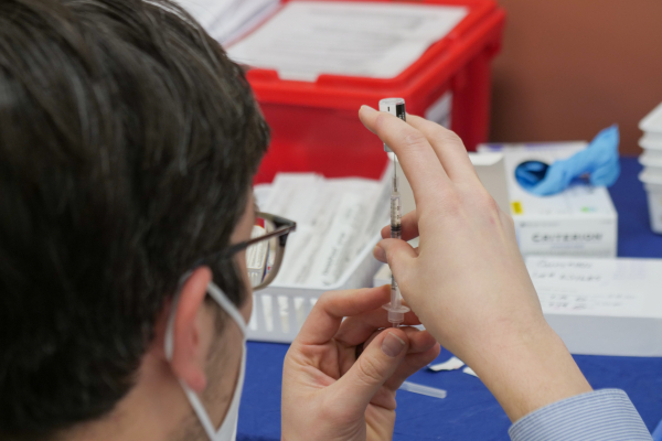 Vaccination contre la COVID-19 : la participation des pharmacies s'étend à l'ensemble du Québec