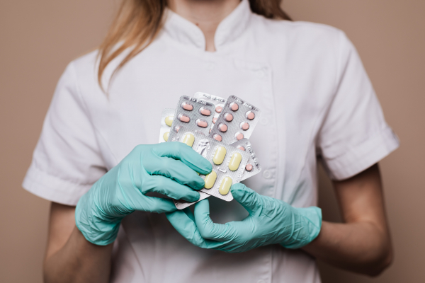 Le seuil de 10 000 pharmaciens maintenant atteint au Québec, mais des défis d'effectifs persistent particulièrement en région