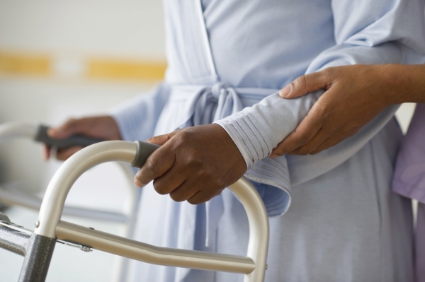 Medline Canada souligne le Mois de la prévention des chutes en offrant des conseils de sécurité à l'intention des personnes âgées et des soignants 