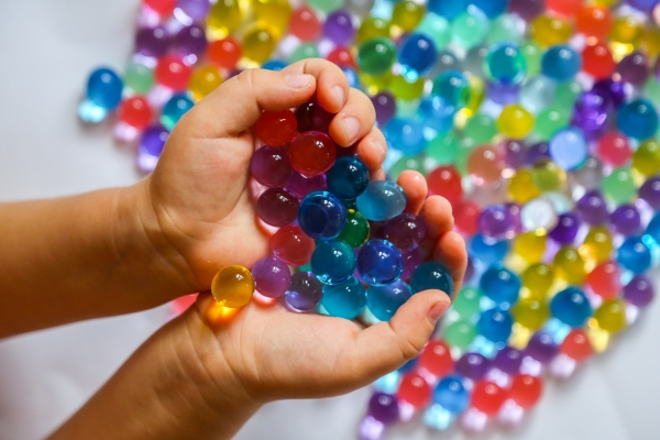 Les perles gonflant dans l'eau peuvent mettre la vie de jeunes enfants en danger
