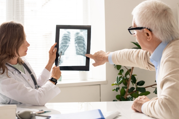 Le rapport Statistiques canadiennes sur le cancer révèle une baisse marquée des taux de décès par cancer du poumon