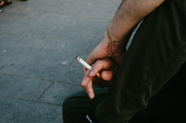 Imposition de mises en garde de santé sur chaque cigarette pour combattre le tabagisme