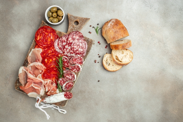 Une étude révèle l'impact de la viande rouge transformée sur le risque de démence