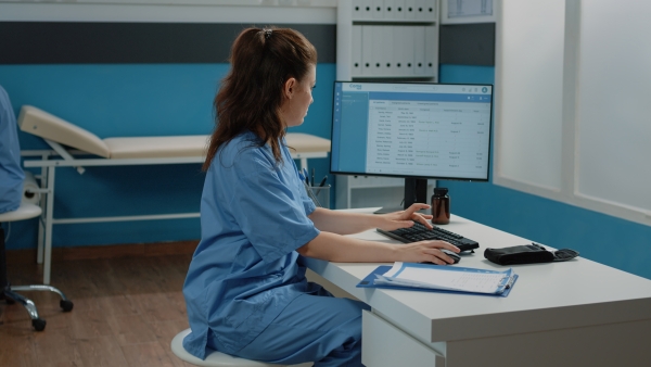 Le gouvernement du Québec libère 310 000 nouveaux rendez-vous médicaux en coupant dans la paperasse