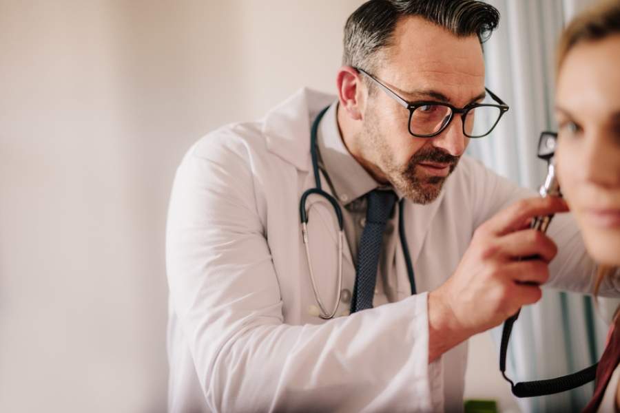 La santé auditive pourrait réduire les risques de démence, rappelle l’Ordre des audioprothésistes